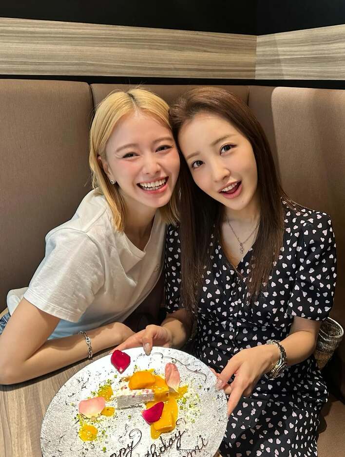 【画像26枚】「ここ仲良いの幸せすぎる」「最強すぎ」祝34歳！板野友美が公開した“大好きな人”との密着ツーショットを見る