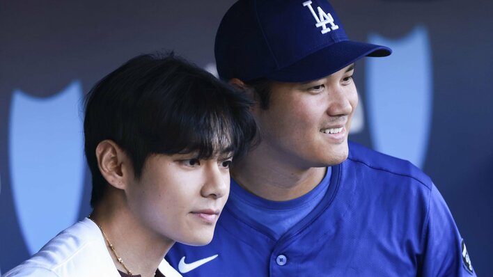 【画像16枚】BTS・V 大谷翔平との豪華2ショットや始球式での見事な投球の写真を見る