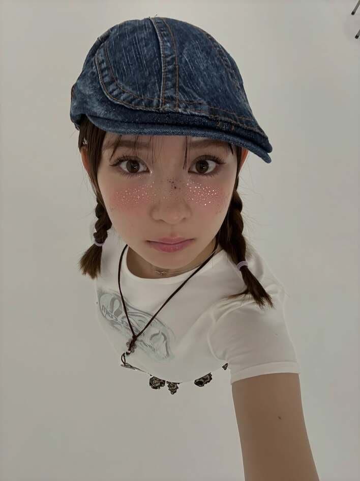 【画像12枚】「へそ出しレアだ」「すごい腹筋」と大反響！雰囲気ガラリ 畑芽育 ガラケー持った“平成ギャル風”ショットを見る