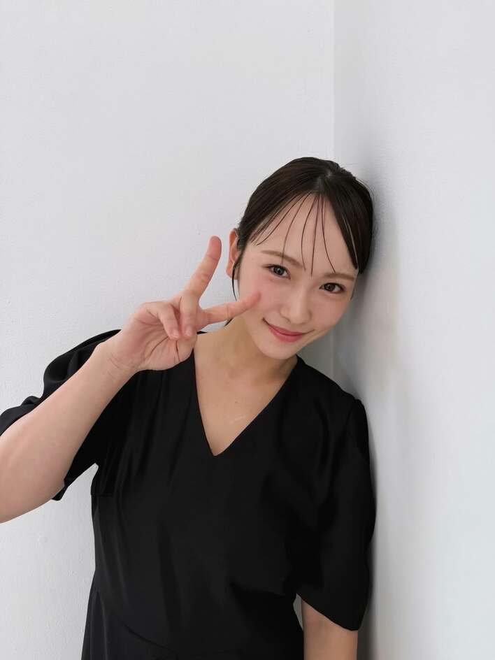川栄李奈「クリスマスツリー出しました」おしゃれな部屋でのくつろぎ