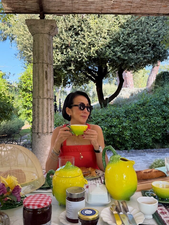 中村江里子 フランスでの優雅な朝食タイムを披露！“レモン尽くし”な