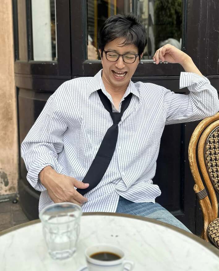 ボタン開けすぎ♡」大沢たかお ネクタイほどけた胸元チラ見せショット