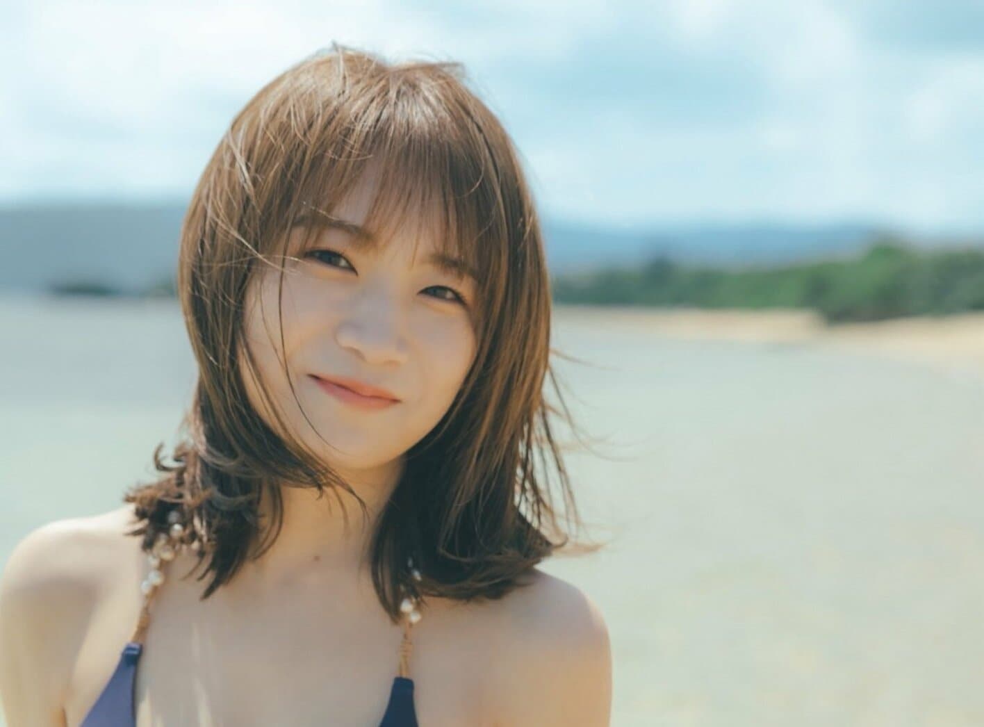 ビーチで水着&浴衣姿解禁 秋元真夏 乃木坂46卒業後 初のフォトブック『淡淡』“凛とした美しさ”見返りショットも | めざましmedia ...