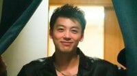 「溺愛ぶりが最高」竹内涼真 愛犬とのラブラブキスショットに反響！オシャレなソファでゆったりくつろぐ姿に「ご自宅ですか？？」