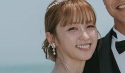 「優しい眼差しの旦那様」Dream Ami 結婚6周年で夫とのウェディングフォト公開！海をバックにエスコートされる姿に「本当にお似合い」