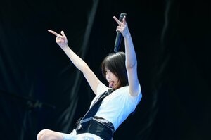 ano セーラー風ミニスカブーツ姿でフェス登場！大ヒット『ちゅ、多様性。』や最新曲『愛晩餐』デスボイスにシャウトで“anoワールド”全開9曲披露【JAPAN JAM 2026ライブレポ】