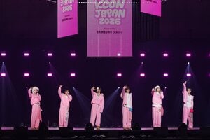 デビュー3周年！DXTEENが『KCON JAPAN 2026』でTXTの「CROWN」を初カバーで大歓声 あでやかなピンクの衣装で魅⼒が際⽴つ洗練されたステージ