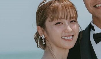 「優しい眼差しの旦那様」Dream Ami 結婚6周年で夫とのウェディングフォト公開！海をバックにエスコートされる姿に「本当にお似合い」