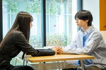 幹太（伊野尾慧）の元カノ！？謎の女性・花子（井桁弘恵）が現れ、なつめ（伊原六花）は気が気ではなくて…『パラレル夫婦』第7話