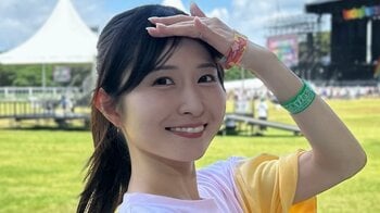 レインボー池田の妻・佐藤佳奈アナ 薬指には指輪がキラリ…白ショーパン姿の爽やか夏フェスコーデで“推し活”満喫ショット披露！