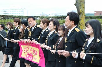 TOKIO城島、AKB48、乃木坂46らが代々木公園を練り歩き、詐欺対策を呼びかけ
