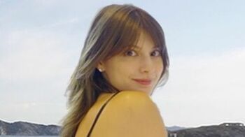 マギー  ピンクのミニワンピ姿でメガヨットに乗船！自身も船舶免許2級を取得しており念願の船を購入したことも