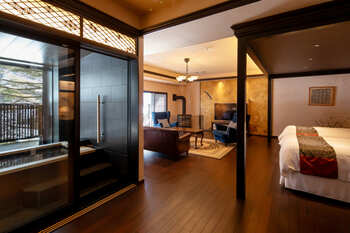 【創業100年】を記念して客室リニューアル。文人の滞在を追体験する《露天風呂付き客室》が誕生。3万冊の蔵書で寛ぐ大人のおこもり宿（創業大正十五年 蓼科 親湯温泉）