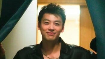 「溺愛ぶりが最高」竹内涼真 愛犬とのラブラブキスショットに反響！オシャレなソファでゆったりくつろぐ姿に「ご自宅ですか？？」