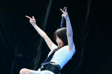 ano セーラー風ミニスカブーツ姿でフェス登場！大ヒット『ちゅ、多様性。』や最新曲『愛晩餐』デスボイスにシャウトで“anoワールド”全開9曲披露【JAPAN JAM 2026ライブレポ】