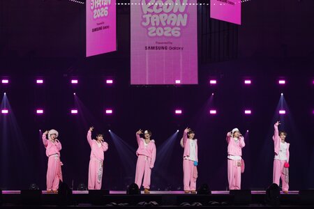 デビュー3周年！DXTEENが『KCON JAPAN 2026』でTXTの「CROWN」を初カバーで大歓声 あでやかなピンクの衣装で魅⼒が際⽴つ洗練されたステージ