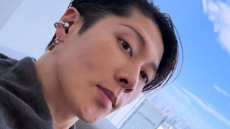 3児の父・MIYAVI 5歳長男の“パパそっくり”な姿公開！大人顔負けのクールなポーズ決めるショットに「スターの片鱗が見え隠れしてる！」
