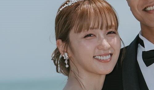 「優しい眼差しの旦那様」Dream Ami 結婚6周年で夫とのウェディングフォト公開！海をバックにエスコートされる姿に「本当にお似合い」