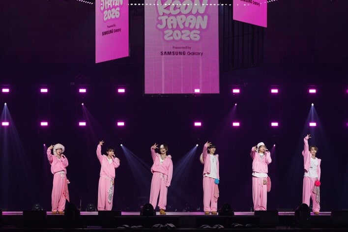 デビュー3周年！DXTEENが『KCON JAPAN 2026』でTXTの「CROWN」を初カバーで大歓声 あでやかなピンクの衣装で魅⼒が際⽴つ洗練されたステージ