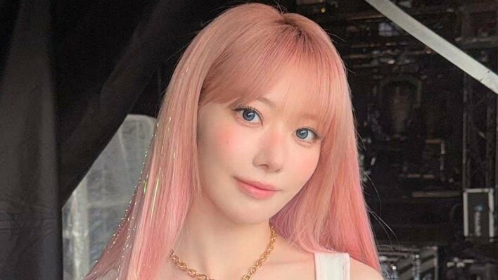 LE SSERAFIM・SAKURA ヘソ出し衣装でほっそりウエストを大胆披露！ミニ丈デニム×ロングブーツで美脚スラリ「夏のプリンセス」