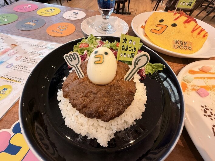 【画像38枚】たまごっちの限定グッズやぷくっと素材のシールやマスコットなど「大たまごっち展」のアイテム＆写真映えなフードを見る