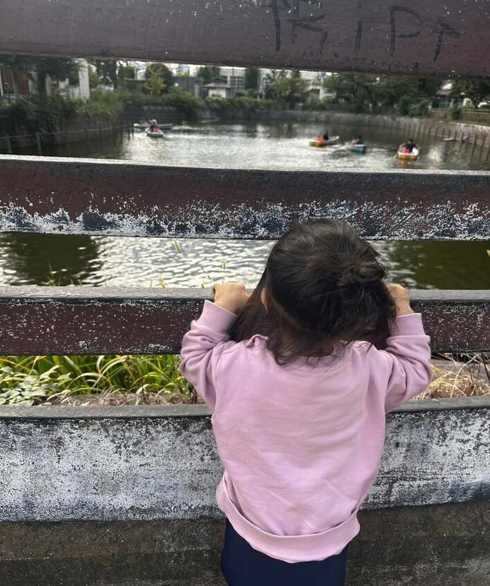 【画像6枚】「大きくなるの早くない？」ギャル曽根の次女が夢中で川を眺めるかわいらしいショットを見る