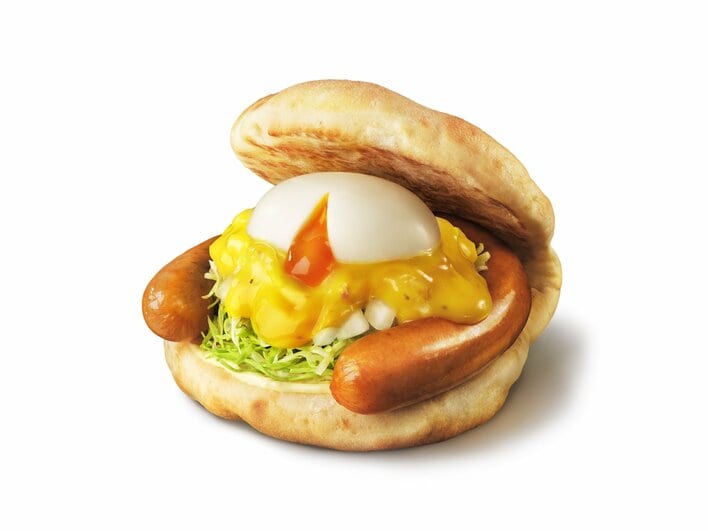 【モスバーガー】とろ～り卵×“黄金”チーズソースの「月見フォカッチャ」が9月9日から新登場！ジューシーなソーセージもサンドした贅沢な一品