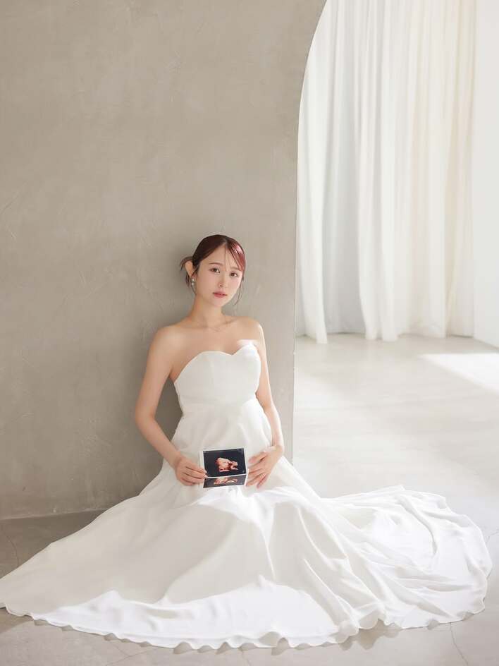 お笑い芸人コットン・きょんの妻が純白ドレスのマタニティフォトで臨月
