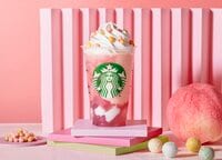 桃×桜の春の味！スタバ新作「ひなまつりフラペチーノ」が期間限定で初登場 “ふわサク”食感のかわいすぎる3色あられに注目