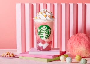 桃×桜の春の味！スタバ新作「ひなまつりフラペチーノ」が期間限定で初登場 “ふわサク”食感のかわいすぎる3色あられに注目