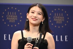 出口夏希 美デコルテが際立つ黒レースキャミ姿披露！ 「撮影で青春を思い出しました」と笑顔で喜び語る 映画『か「」く「」し「」ご「」と「』出演【ELLE CINEMA AWARDS 2025】