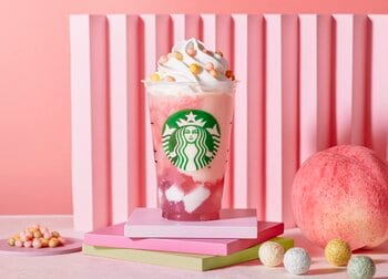 桃×桜の春の味！スタバ新作「ひなまつりフラペチーノ」が期間限定で初登場 “ふわサク”食感のかわいすぎる3色あられに注目