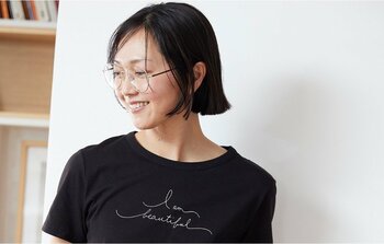 2026年 国際女性デーに向け、ピープルツリーが「I am beautiful」メッセージTシャツとミモザアイテム発売