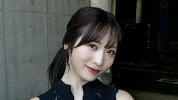 AKB48小栗有以 黒＆白ノースリーブワンピで白い肌際立つショット「美ユイティフル」 センター務めたシングル期間振り返る