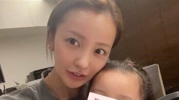 板野友美 娘とおそろい水着でプール満喫！仲良し準備体操や親子バタ足競争に「ただただほほ笑ましい！」「素の感じ出ててより一層好き」