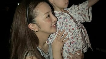 板野友美 “そっくり”な愛娘と花火大会！ギュッとくっついたほっこり親子ショットに「目が優しいママさん」「仲良し姉妹みたい」