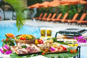 首里の丘を吹き抜ける風と、緑に囲まれたガーデンプールで味わう夏季限定「プールサイドディナーバーベキュー」4月24日より開催