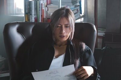 【場面写真追加】浦真鷲（GACKT）はある民事裁判を担当し勝利に導く！一方、縁（志田未来）は殺人事件の裁判を担当し…『ブラックトリック』第1話予告