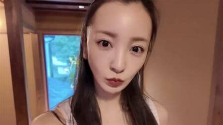 板野友美 “一棟貸し”露天風呂ショットを公開！自然に囲まれた広々空間でリラックスする姿やサウナで汗をかく姿も「気持ちよさそう～」