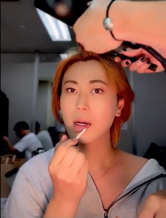 【画像9枚】「透明感あってきれい」氷川きよしの素肌からメイク完了までの“顔作り”動画を見る