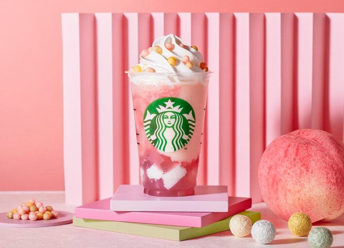 桃×桜の春の味！スタバ新作「ひなまつりフラペチーノ」が期間限定で初登場 “ふわサク”食感のかわいすぎる3色あられに注目