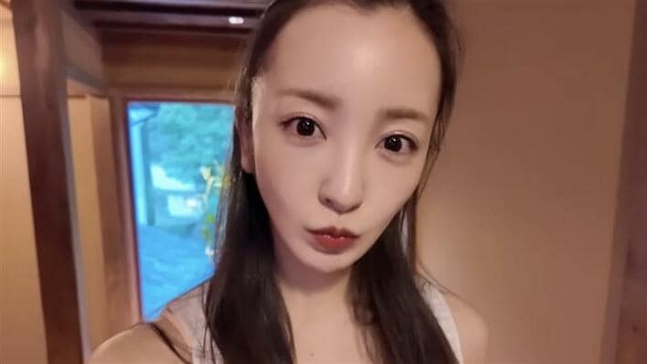 板野友美 “一棟貸し”露天風呂ショットを公開！自然に囲まれた広々空間でリラックスする姿やサウナで汗をかく姿も「気持ちよさそう～」