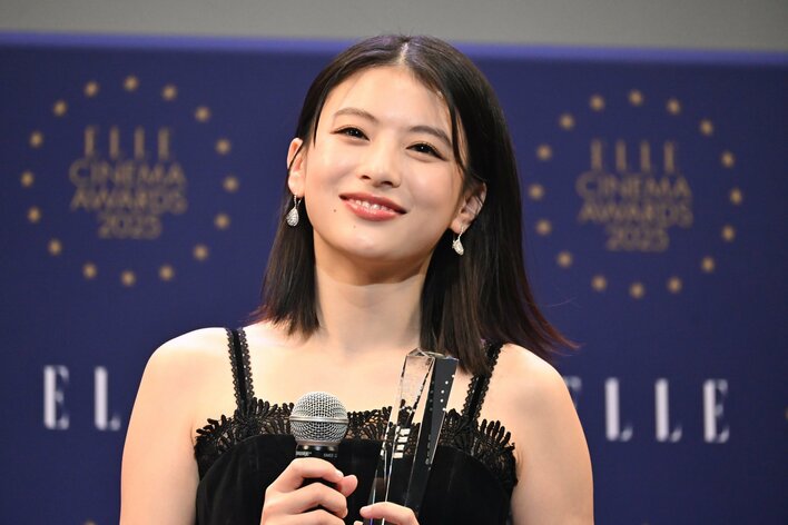 出口夏希 美デコルテが際立つ黒レースキャミ姿で披露！ 「撮影で青春を思い出しました」と笑顔で喜び語る 映画『か「」く「」し「」ご「」と「』出演【ELLE CINEMA AWARDS 2025】