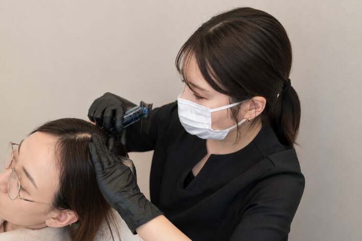 頭皮アートメイク専門の看護師 月乃なつ。自身の経験を元に、薄毛・抜け毛に悩む人のために頭皮アートメイクに特化したクリニック「One Beauty Clinic」を、20代で設立した思い
