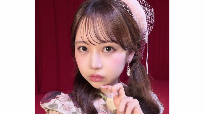 FRUITS ZIPPER松本かれん “聖子ちゃんカット”で「好きな人にチョコ渡す」様子公開！フリル×赤チェックのレトロガーリーな姿に「天性のアイドル」