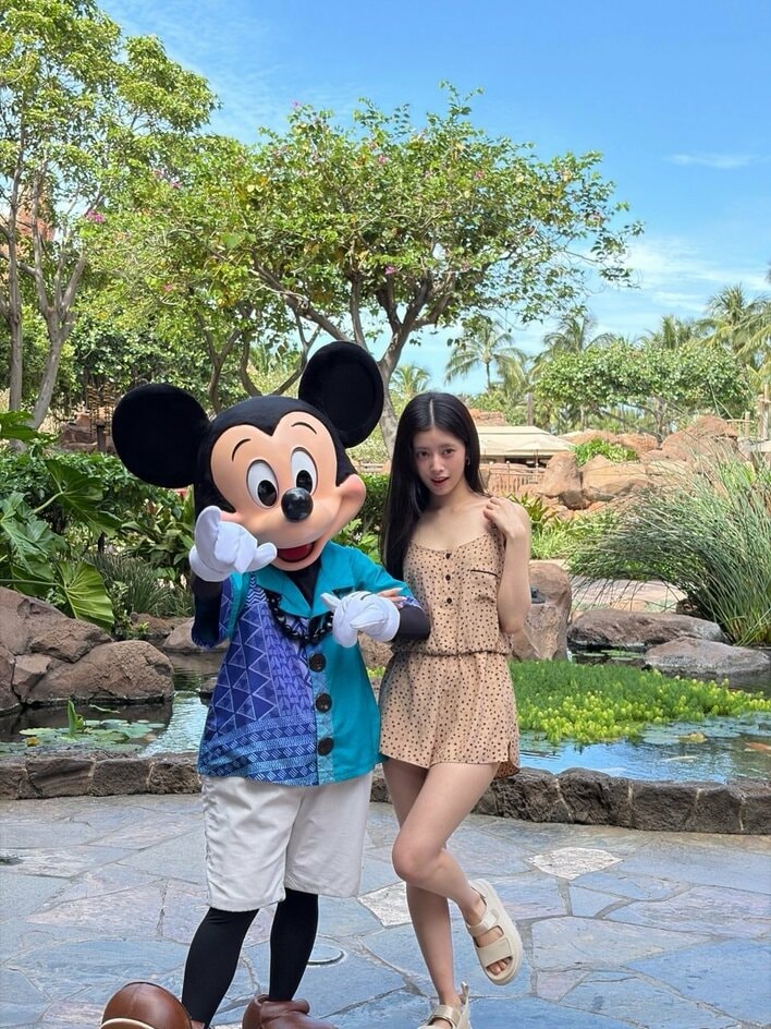 美がすごすぎる」NiziU RIMAハワイのディズニー満喫しミッキーと腕組み