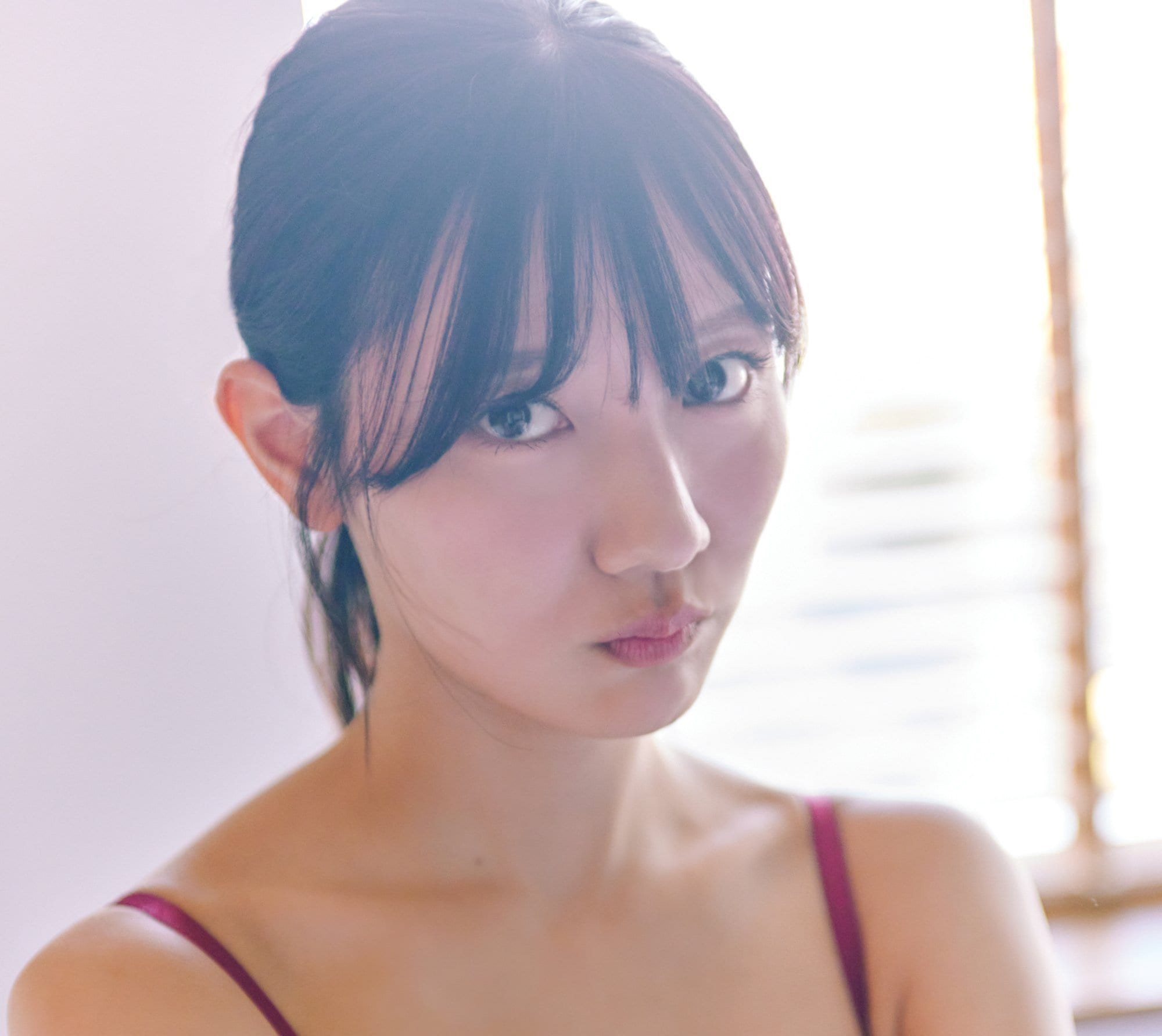 日向坂46・河田陽菜 大胆に胸元見せた衣装で“ぶりっこスマイル”！オフ