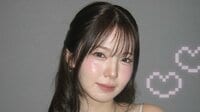 「天才すぎ」NiziU・AYAKA 肩出しの美デコルテ際立つショットに「正真正銘の姫」と反響！モコモコ白ニットでほほ笑む姿に「透明感すごい」