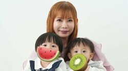 中川翔子 夫&1歳双子との記念家族写真を公開！パパとママに抱っこされながらニコニコ愛くるしさ満点ショットに「成長が楽しみ」