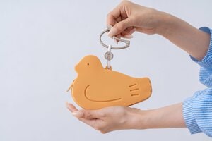 鳩サブレーを連れてお出かけ！8月10日「鳩の日」限定ポーチ「はとっこ」が登場　鳩サブレー1枚が入るシリコンポーチ